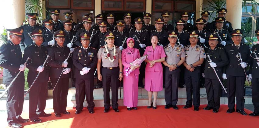 Kapolres lama dan baru, saat berfoto dengan pasukan pedang pora Polres Pasuruan