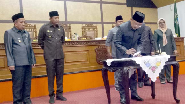 Bupati dan Pimpinan DPRD saat menandatangani nota kesepakatan KUPA-PPAS