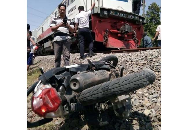 Nekad Terobos, Pengendara Motor Tewas Dihantam KA Sri Tanjung