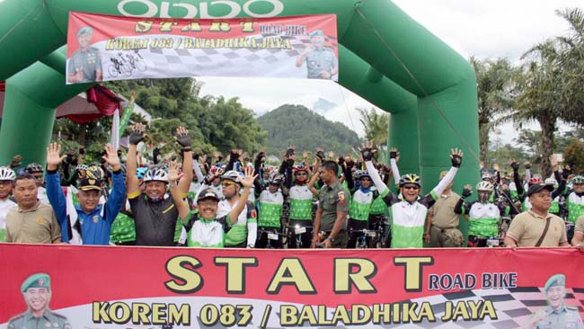 Road Bike 8 Penjuru Mata Angin bersama Danrem 083 dan Dandim 0818, Wujud Kemanunggalan TNI dan Rakyat