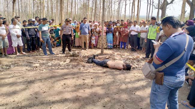 Petugas mengamankan TKP penemuan mayat