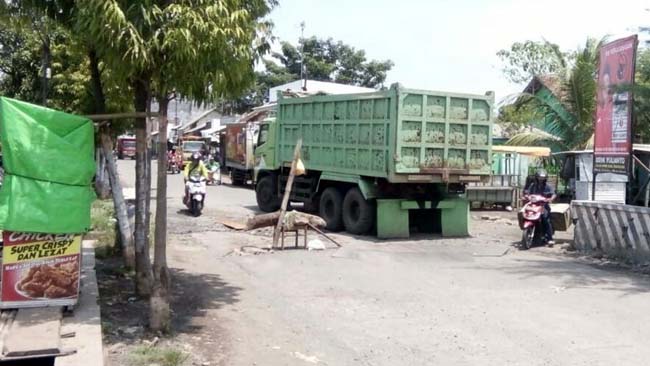 Warga 2 Desa Keluhkan Jalan Hancur Dampak Dumptruk Tambang Banyu Biru