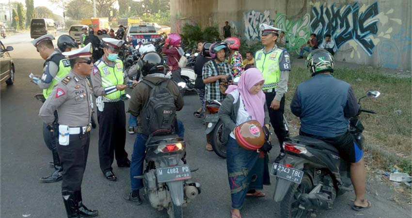 1 Jam Giat Razia, Belasan Pengemudi Terima Surat Tilang