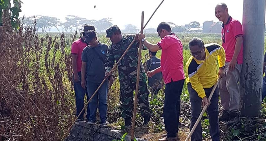 DPU SDA dan Muspika Beji, Turun Bersihkan Sungai Wrati