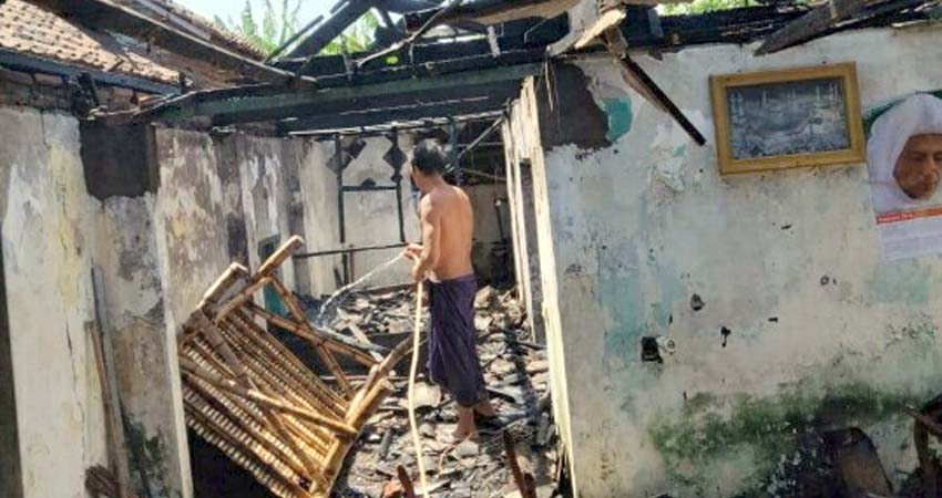 warga sedang melakukan pembasahan dengan alat seadanya dirumah wased