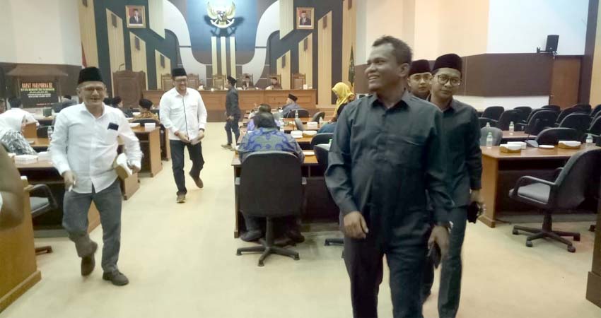 anggota FPKB saat wall out dari ruang sidang paripurna