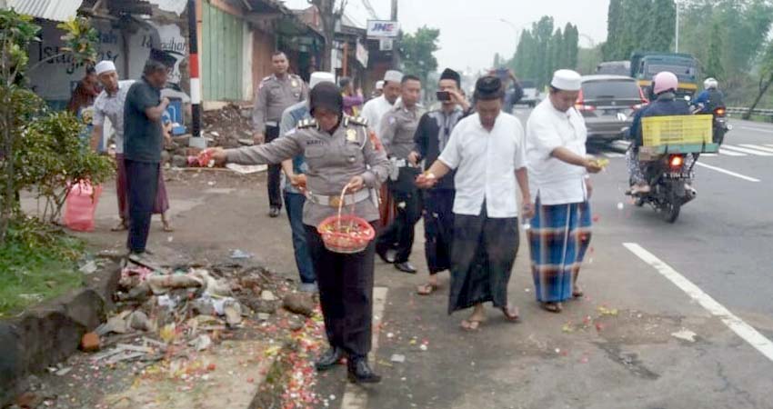 Kanit Lakalantas Iptu Marti bersama Forpimka Kecamatan Purwodadi dan tokoh agama menabur bunga di lokasi. (ist)