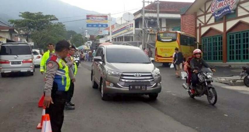 Antisipasi Macet Menuju Tretes, Satlantas Polres Pasuruan Terapkan Rekayasa Lalin