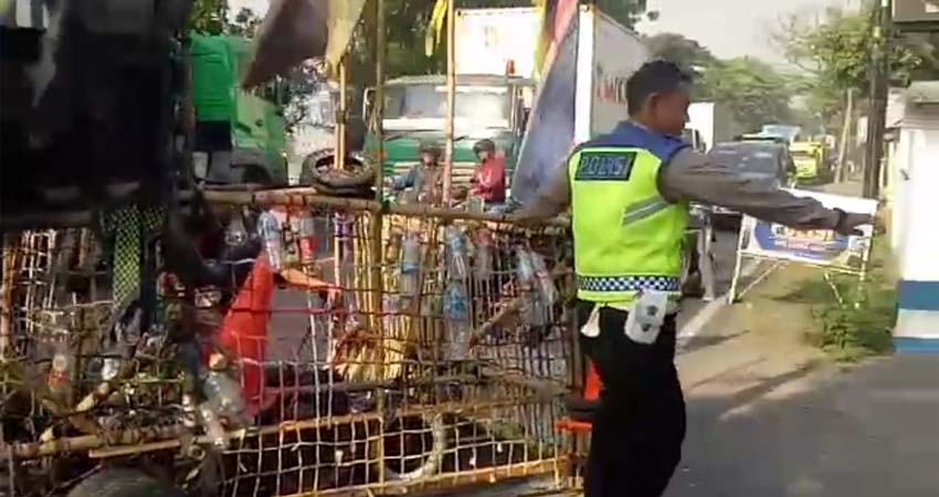 Bikin Macet Arus Lalin, Vespa Modif Angkut 6 Orang Dihadang Polantas Pasuruan