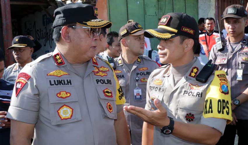 Kapolres Pasuruan AKBP Rofiq Ripto Himawan saat memberikan keterangan pada Kapolda Jatim Irjen Pol Luki Hermawan. (hen)