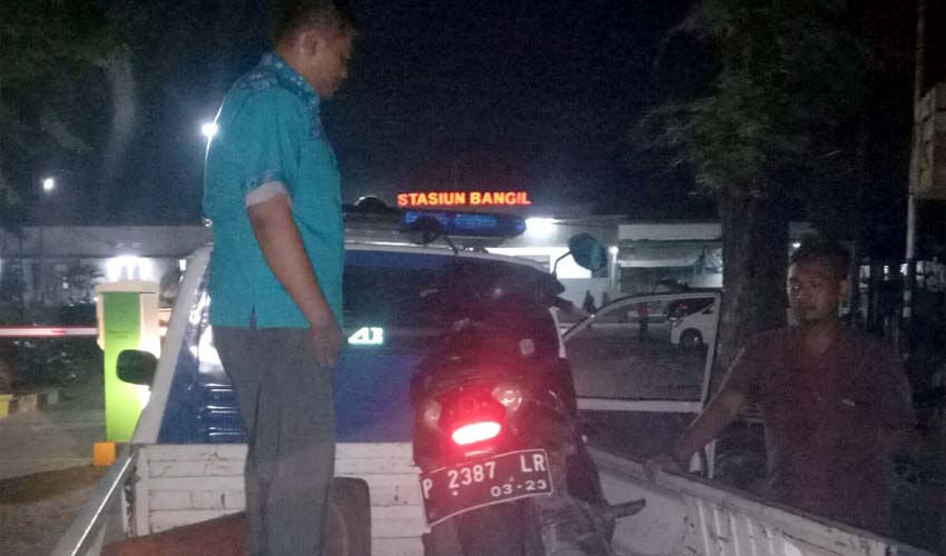 Warga Stasiun Bangil Temu Honda Beat P 2387 LR