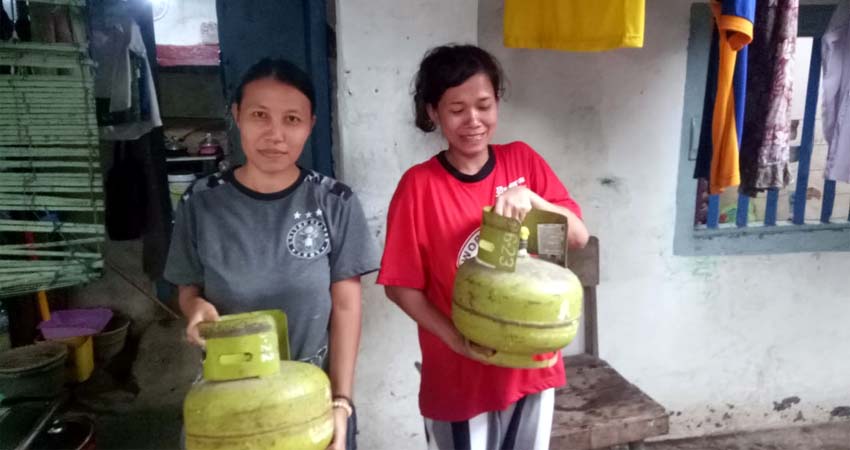 Misnayu ibu rumah tangga berharap pemerintah batalkan pencabutan subsidi LPG 3 Kg. (ist)