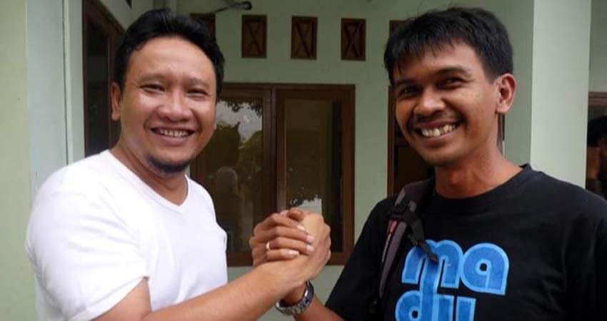 Arie " Sam Oen" kaos hitam Komisioner Aliansi Jurnalis Pasuruan Bersatu saat bersama Bupati Pasuruan Irsyad Yusuf. (ist)