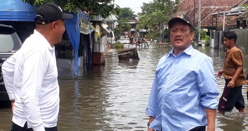 Camat Beji Thifaqul Ghony berbincang dengan salah satu anggota DPRD Kab.Pasuruan di lokasi dapur umum desa kedungboto