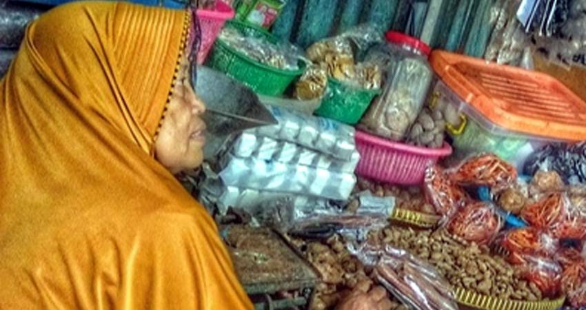 Penjual rempah-rempah di Pasar Bangil. (ist)