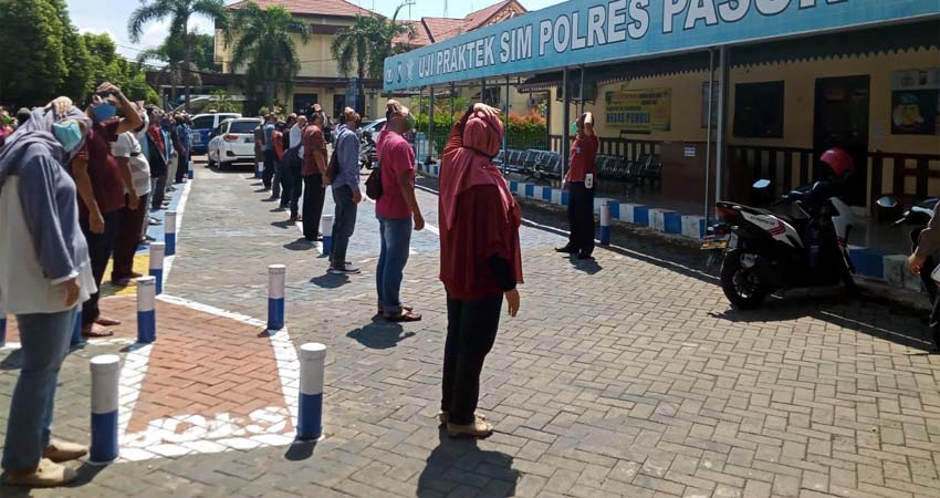 Masa Pandemi Corona, Pemohon SIM Diajak Senam Bersama di Pasuruan