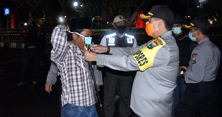 Polres Pasuruan Kota Bagikan Masker Pada Warga