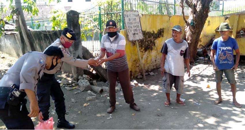 Ringankan Beban Masyarakat, Polres Pasuruan Kota Bagikan Sembako