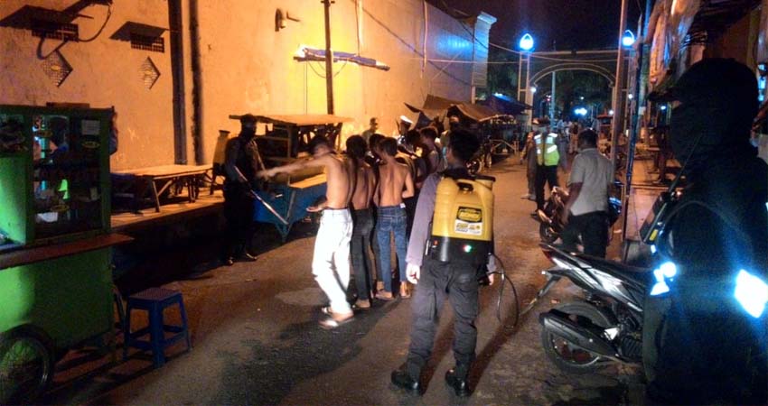 Waspada Corona, 8 Pemuda Pasuruan Lha Kok Pesta Miras di Alun-Alun