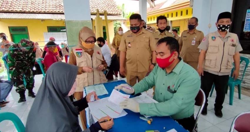 Bupati Jombang Pantau Pencairan Bantuan Kemensos