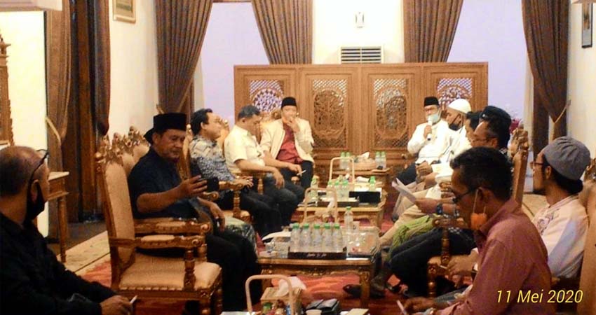 Bupati dan Tokoh Masyarakat lakukan pertemuan di pendopo ngawiji ngesti.