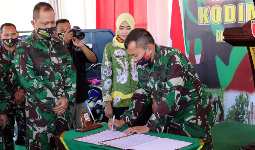 BUBUHKAN TANDA : Brigjen TNI (Mar) Purnomo tandatangani peresmian. (Istimewa)